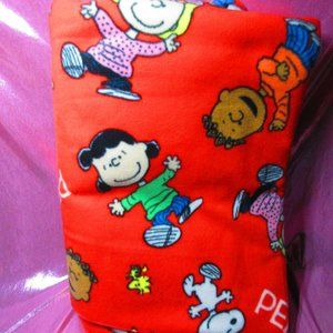 Peanuts Charlie Brown And Friends 88" x 58" Fleece Blanket